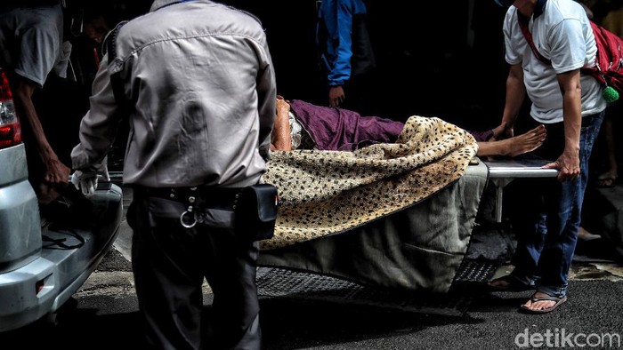 Beginilah suasana pelayanan pasien di kawasan Instalasi Gawat Darurat (IGD) RSUD Koja, Jakarta Utara, Kamis (24/6). Tampak kesibukan terjadi akibat lonjakan kasus Corona di Jakarta.
