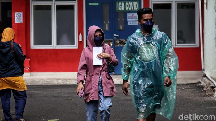 Beginilah suasana pelayanan pasien di kawasan Instalasi Gawat Darurat (IGD) RSUD Koja, Jakarta Utara, Kamis (24/6). Tampak kesibukan terjadi akibat lonjakan kasus Corona di Jakarta.