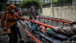 Beginilah suasana pelayanan pasien di kawasan Instalasi Gawat Darurat (IGD) RSUD Koja, Jakarta Utara. Kesibukan terjadi akibat lonjakan kasus Corona di Jakarta.