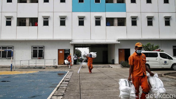 Pemprov DKI Jakarta mulai mengaktifkan Rusun Nagrak Cilincing, Jakarta Utara, sebagai lokasi isolasi pasien COVID-19 tak bergejala. Begini suasana terkini di rusun tersebut.