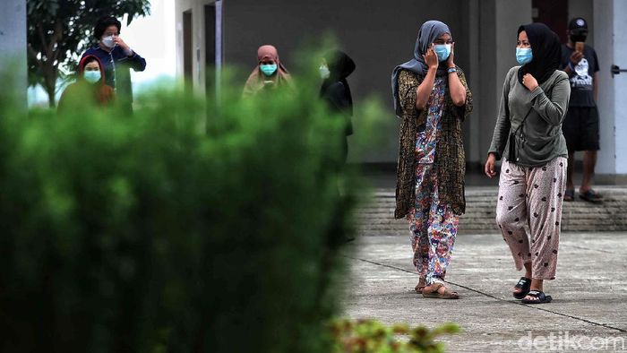 Pemprov DKI Jakarta mulai mengaktifkan Rusun Nagrak Cilincing, Jakarta Utara, sebagai lokasi isolasi pasien COVID-19 tak bergejala. Begini suasana terkini di rusun tersebut.