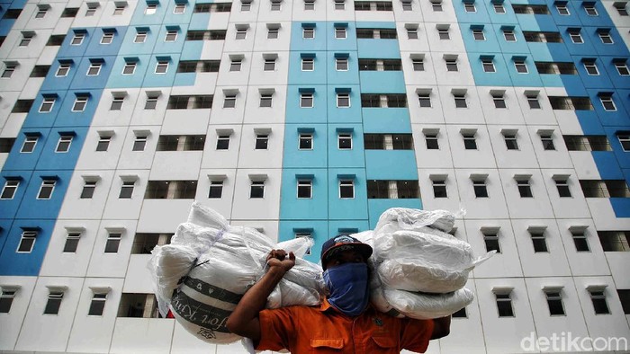 Pemprov DKI Jakarta mulai mengaktifkan Rusun Nagrak Cilincing, Jakarta Utara, sebagai lokasi isolasi pasien COVID-19 tak bergejala. Begini suasana terkini di rusun tersebut.