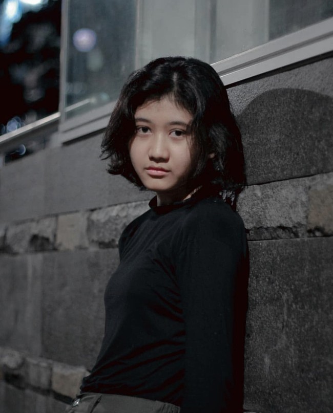 Amel juga kaget saat warganet menyebut dirinya mirip Nike Ardilla. Aku juga merasa kaget karena kok bisa aku disamain almarhumah, karena yang aku tahu almarhumah teh Nike kan legendaris dan cantik. Tapi karena banyak yang bilang mirip aku juga ikut senang, ujarnya. Foto: Dok. Instagram @melamilia.