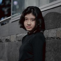 Amel juga kaget saat warganet menyebut dirinya mirip Nike Ardilla. Aku juga merasa kaget karena kok bisa aku disamain almarhumah, karena yang aku tahu almarhumah teh Nike kan legendaris dan cantik. Tapi karena banyak yang bilang mirip aku juga ikut senang, ujarnya. Foto: Dok. Instagram @melamilia.