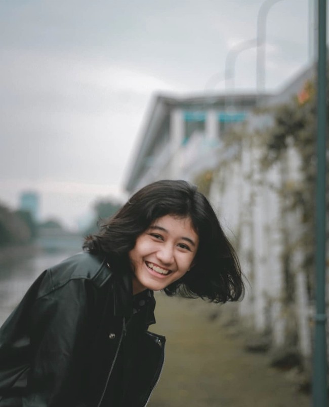 Wolipop juga bertanya kepada Amel, wanita yang viral karena disebut netizen mirip dengan sosok Nike Ardilla. Ia merasa terkejut ketika mengetahui videonya viral. Aku agak kaget dan senang karena semua orang alhamdulilah banget responnya positif yang bikin aku tambah semangat berkarya, ungkap Amel kepada Wolipop. Foto: Dok. Instagram @melamilia.