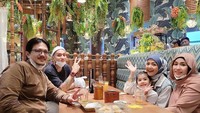 Kulineran Gary sesekali juga bersama teman-temannya. Mereka pilih santap di restoran Instagramable sambil berbincang seru.