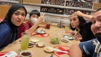 Bukti lain kalau keluarga Gary senang habiskan waktu bareng. Agenda mereka kali ini makan sushi. Seru banget!