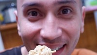 Pemain film D’Bijis ini punya usaha kuliner mie ayam. Namanya Mie Pakle Gary yang menawarkan varian mie ayam bumbu setan, mie yamin manis, dan mie ayam bakso.