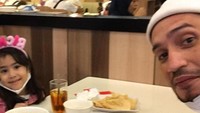 Gary senang menghabiskan waktu bersama istri dan anak-anaknya. Ini salah satu momen mereka menikmati mie enak.