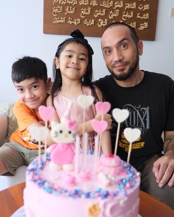 Gary Iskak Promosikan Bisnis Mie Ayamnya dan Makan Bareng Keluarga