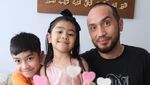 Gary Iskak Promosikan Bisnis Mie Ayamnya dan Makan Bareng Keluarga