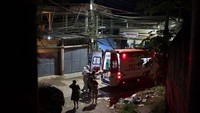 Pekerja Emergency Care Service (SAMU) membawa pasien COVID-19 lanjut usia ke ambulans di Duque de Caxias, negara bagian Rio de Janeiro, Brasil, (7/4). AP/Felipe Dana