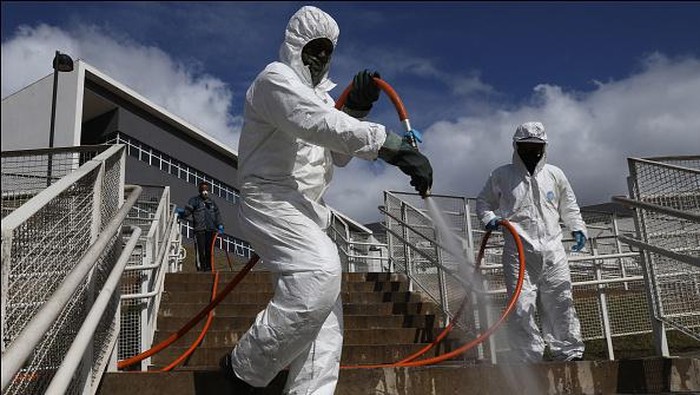 SAO PAULO, BRAZIL - JUNE 17: An aerial view of Vila Formosa cemetery during a burial amidst the coronavirus (COVID-19) pandemic in Sao Paulo, Brazil on June 17, 2021. According to official figures released by the Health Minister, the death toll in Brazil is approaching half million victims. President Jair Bolsonaro faces a probe as the country undergoes the second-deadliest COVID-19 outbreak outside of the Unites States. Protests are being held against the Copa America, which is being played four Brazilian cities amid a surge in cases and slow vaccination. (Photo by Rodrigo Paiva/Getty Images)