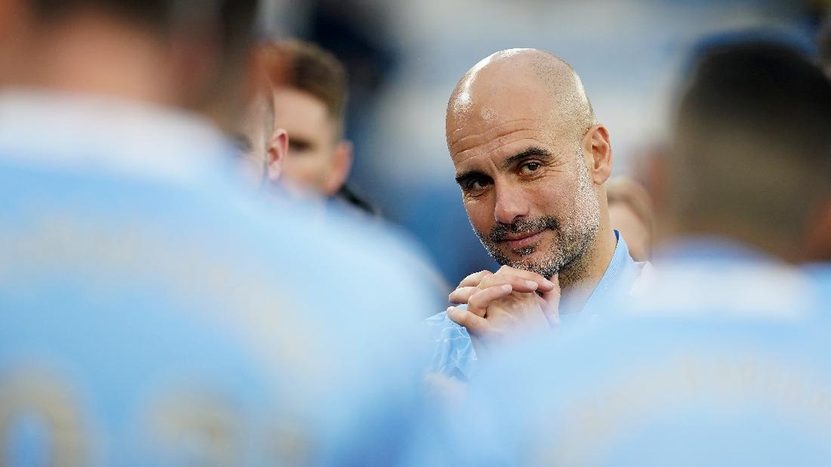 Pep Guardiola menegaskan Manchester City harus beradaptasi dengan pramusim yang singkat. (Foto: Getty Images/Pool)