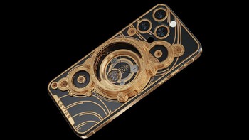 Kasingnya terbuat dari titanium. Bahan yang sama digunakan untuk membuat pesawat luar angkasa. Panel hitam menggambarkan Parade planet-planet. Foto: dok Caviar