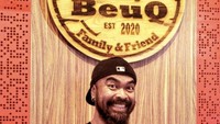 Mampir ke Warung BeuQ yang spesialis menyajikan menu barbeque dan pizza. Peppy pesan menu burger super besar yang jadi menu andalan di sana. Foto: Instagram