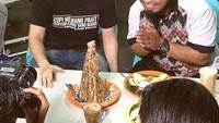 Makan roti cane dengan berbagai hidangan khas Aceh, Peppy tak bisa menyembunyikan ekspresi laparnya nih. Foto: Instagram