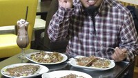 Puas kulineran makan yang gurih dan berat, Peppy lanjut makan crepes, waffle hingga es cokelat gaya Prancis yang bikin ngiler. Foto: Instagram