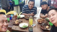 Bersama sahabat dan kerabatnya, menu makan yang sederhana seperti ayam goreng penyet hingga ikan goreng jadi terasa lebih spesial. Foto: Instagram