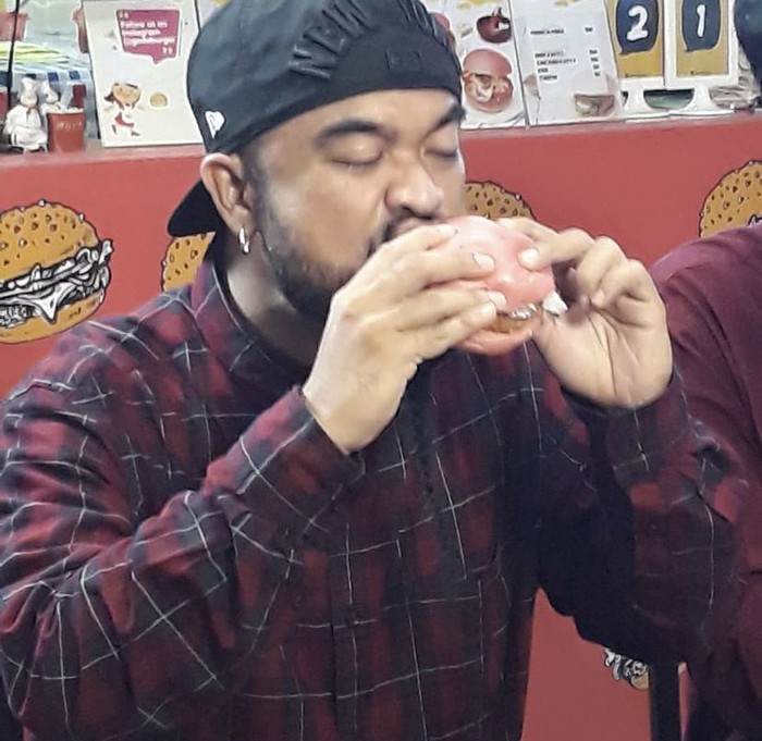 Jadi Presenter Acara Kuliner, Peppy Cicip Burger hingga Roti Cane Manis Jadi Presenter Acara Kuliner, Peppy Cicip Burger hingga Roti Cane Manis