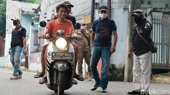 Kasus COVID-19 di Indonesia mengalami peningkatan. Masih adanya warga yang abai protokol kesehatan dinilai jadi salah satu pemicu merebaknya virus Corona.