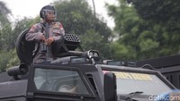 Merespons situasi, polisi melepaskan gas air mata. Mobil water cannon sudah bersiaga di sisi polisi.