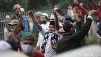 Berdasarkan pantauan di lapangan, terlihat massa yang sebagian mengenakan baju putih-putih mencoba menuju flyover untuk mencapai PN Jaktim. Namun barikade polisi menghalangi mereka.