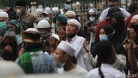Terdengar dari arah massa, mereka mengumandangkan selawat dan takbir.