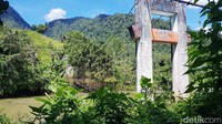 Salah satu anak Mutmainnah, mengaku setiap hari melewati jembatan berbahaya ini.