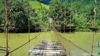 Jembatan gantung yang rusak ini merupakan penghubung utama menuju Dusun Rantelelamun, Desa Pamoseang.