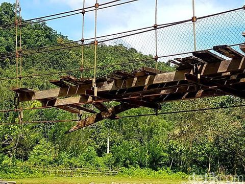 Jembatan gantung rusak di Sulbar tempat pelajar bergantung di seutas tali.