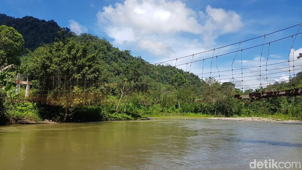 Jembatan gantung rusak di Sulbar tempat pelajar bergantung di seutas tali.
