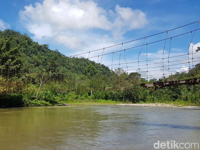 Jembatan gantung rusak di Sulbar tempat pelajar bergantung di seutas tali.