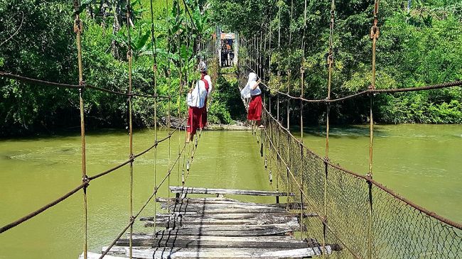 Disdik Sulbar Kirim Guru ke Desa Tempat Pelajar Bergantung di Tali Jembatan