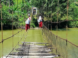 Disdik Sulbar Kirim Guru ke Desa Tempat Pelajar Bergantung di Tali Jembatan