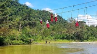 Saat menggantung, anak-anak usia sekolah ini harus berhati-hati.