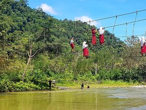 Potret Pelajar di Sulbar Bertaruh Nyawa Lintasi Tali Jembatan Gantung