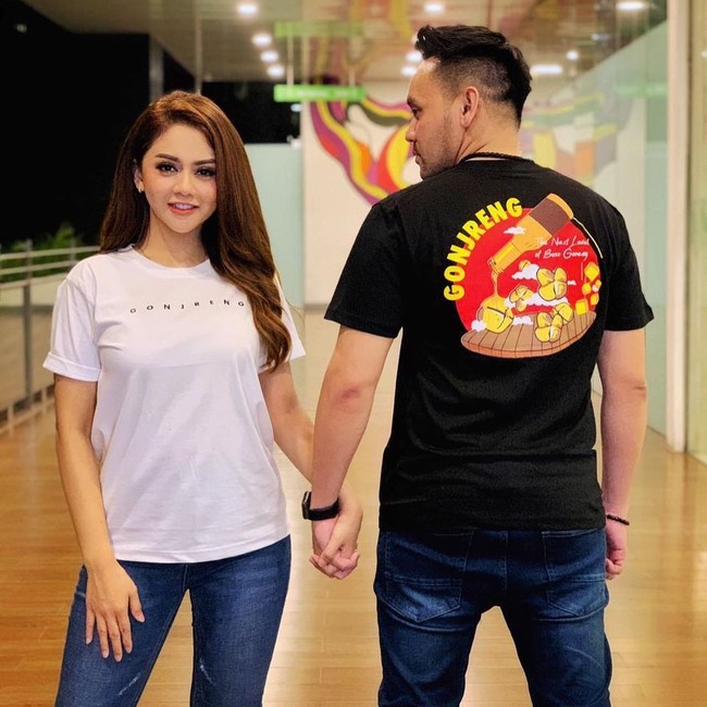 Jenita Janet memutuskan untuk mengakhiri masa lajangnya dengan menikahi pria bernama Danu Sofwan. Meminang Jenita Janet pada tahun 2020, Danu Sofwan memberikan mahar berupa uang tunai dengan total sebesar Rp 1,1 miliar serta logam mulia seberat 20 gram. Foto: Instagram Danu Sofwan/Basreng Gonjreng