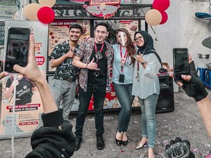 Jenita Janet Hadiahi Bisnis Basreng untuk Pengantin Viral yang Pakai Mas Kawin Basreng!