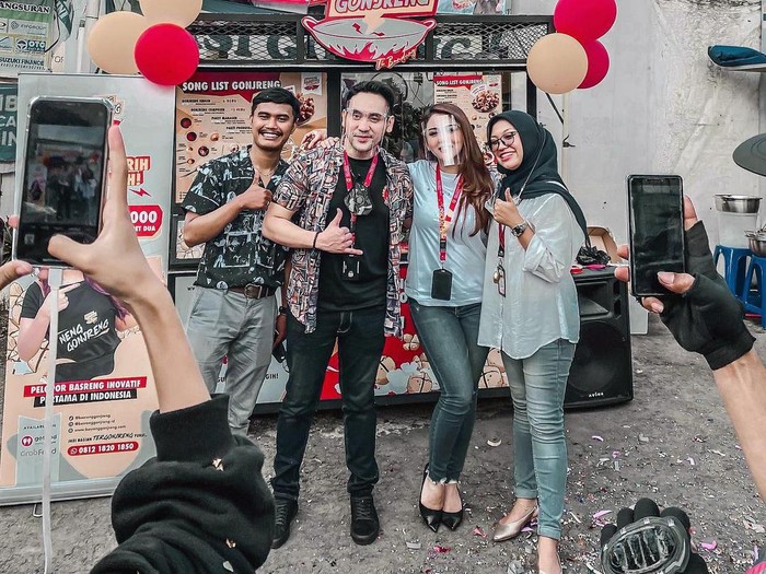 Jenita Janet Hadiahi Bisnis Basreng untuk Pengantin Viral yang Pakai Mas Kawin Basreng! Jenita Janet Hadiahi Bisnis Basreng untuk Pengantin Viral yang Pakai Mas Kawin Basreng!