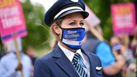 Para peserta bersuara di depan gedung parlemen Skotlandia. Protes serupa juga diadakan di London dan Belfast dengan isu yang sama.