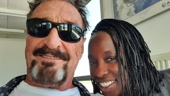 Ini saat-saat kebersamaan mereka ketika John McAfee masih hidup dan belum dipenjara. Janice adalah istri ketiga John McAfee dan mereka menikah pada tahun 2013. Foto: Twitter