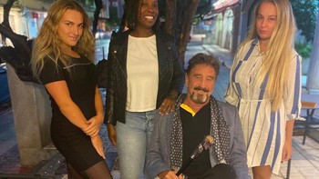 John McAfee dan istri bersama teman-teman wanita mereka tampak bahagia. Foto: Twitter