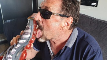 McAfee mengarang hoax pada 11 Agustus 2020 dengan menyebutkan dirinya ditangkap di Norwegia selama pandemi COVID-19, karena menggunakan celana dalam wanita sebagai masker dan menolak menggunakan masker yang benar. Foto: Twitter