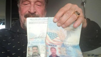 Pada Juli 2019, McAfee dan anggota rombongannya ditangkap saat kapal pesiarnya berlabuh di Puerto Plata, Republik Dominika, karena dicurigai membawa senjata dan amunisi berkaliber tinggi. Mereka ditahan selama empat hari sebelum dibebaskan. Foto: Twitter