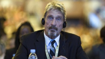 Setelahnya, McAfee banyak berpetualang dan bikin kontroversi. Di tahun 2019, McAfee sempat ditangkap oleh Angkatan Bersenjata Dominika saat tak lama setelah yacht-nya merapat di Puerto Plata. Dalam penangkapan itu, sejumlah senjata berkaliber besar lengkap dengan amunisinya disita dari McAfee.Foto: AP/Ng Han Guan