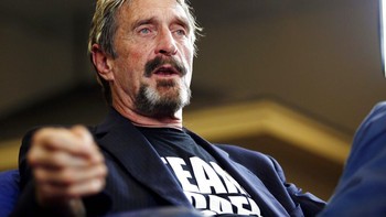 John McAfee lahir di Cinderford, Inggris pada 75 tahun silam di pangkalan militer Amerika Serikat. Ayahnya bertugas di sana sedangkan ibunya orang Inggris. Ia dikenal genius dengan membuat Antivirus McAfee yang telah memicu industri multi-miliar dolar di dunia komputer, dan akhirnya perusahaan tersebut dijual ke Intel seharga lebih dari USD 7,6 miliar atau Rp 109,6 triliun. Foto: AP/Ng Han Guan