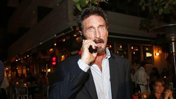 Pada Oktober 2020, McAfee ditangkap di Spanyol ketika dia hendak naik pesawat ke Turki dengan tuduhan penggelapan pajak oleh Departemen Kehakiman AS.  Foto: AP/Ng Han Guan