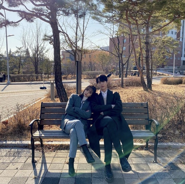 Hyeri kembali membagikan potret di balik layar drama Korea My Roommate Is A Gumiho. Kali ini, dirinya menyandarkan kepala di bahu lawan mainnya, Jang Ki Yong. Foto: dok. Instagram hyeri_0609