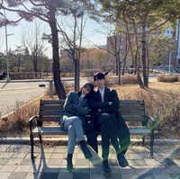 Hyeri kembali membagikan potret di balik layar drama Korea My Roommate Is A Gumiho. Kali ini, dirinya menyandarkan kepala di bahu lawan mainnya, Jang Ki Yong. Foto: dok. Instagram hyeri_0609